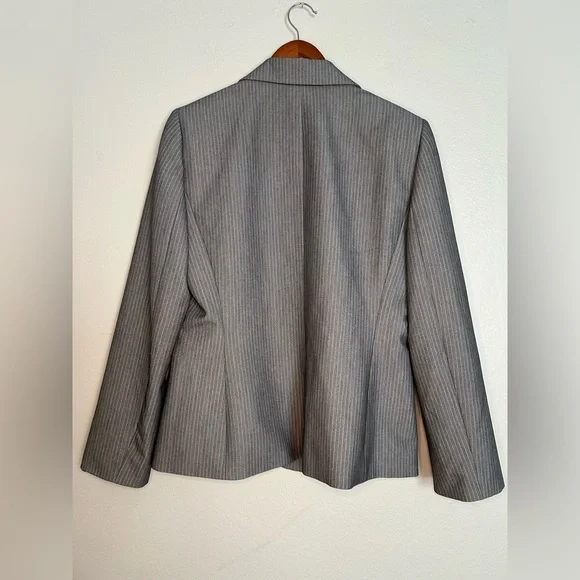 Tahari Arthur S. Levine Gray Pinstripe Blazer Size 10 Structured Shoulder Pads - Picture 4 of 11